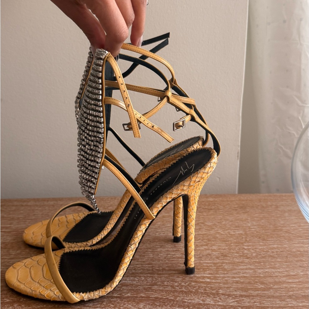 Elegant Gold and Black Women's Heels - Picture 4 of 10